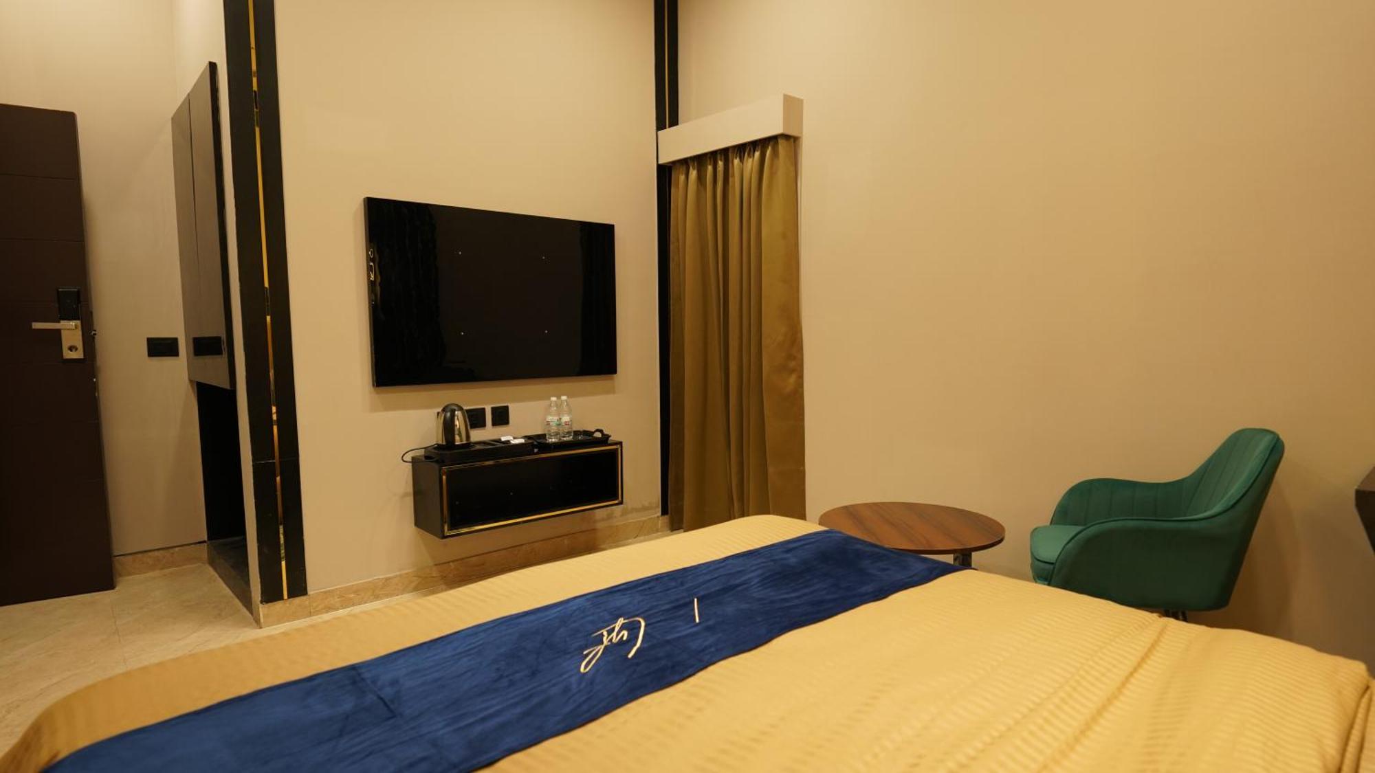 Aquila Grand Suites - Noida Sector 136 Ngoại thất bức ảnh